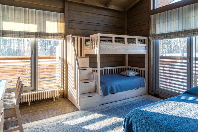 двуетажно дървено легло в интериора