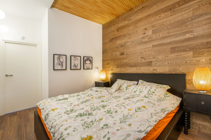 černá dřevěná postel v interiéru