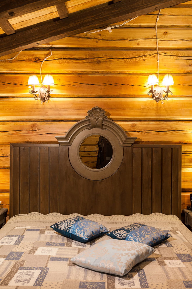 houten bed met gebeeldhouwde hoofdeinden in het interieur