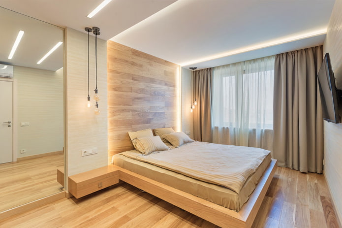 drevená posteľ bez chrbta v interiéri