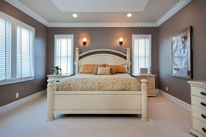 beige houten bed in het interieur