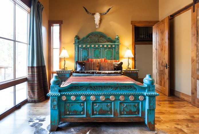starožitná dřevěná postel v interiéru