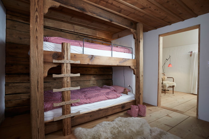 postel z neošetřeného dřeva v interiéru