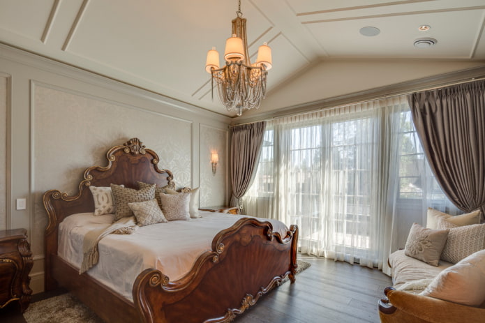 drewniane łóżko w klasycznym stylu