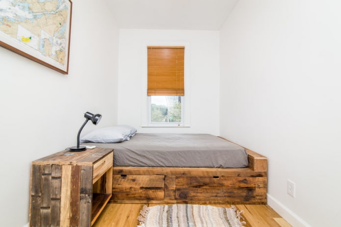 postel z kartáčovaného dřeva v interiéru