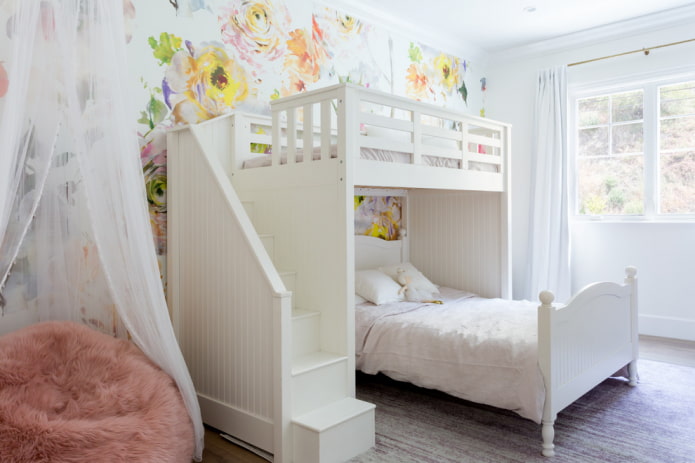 dřevěná postel v dětském pokoji pro dívku