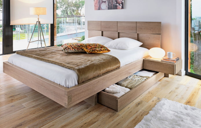 drevená posteľ so zásuvkami v interiéri