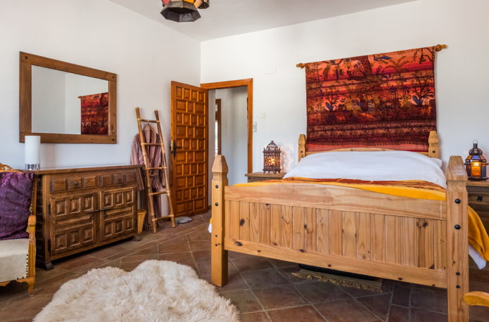 drevená posteľ v interiéri