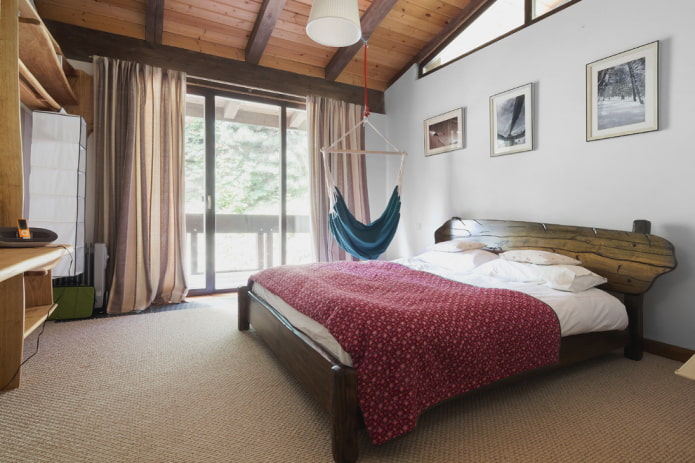 letto in legno in camera da letto