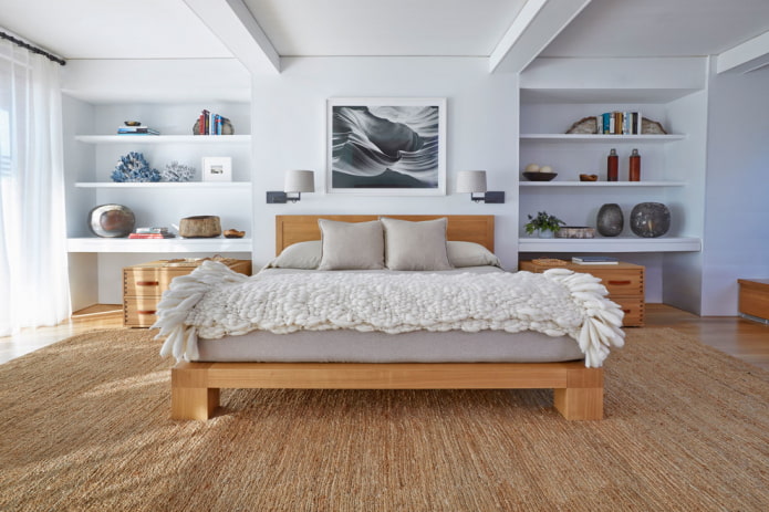 מיטת עץ בפנים