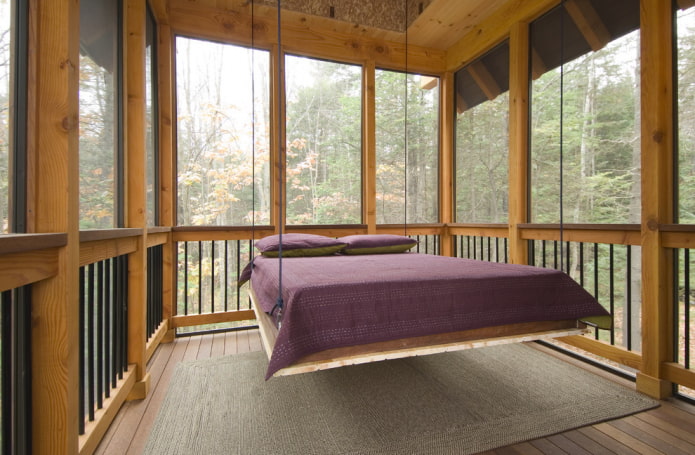 drevená obdĺžniková posteľ v interiéri