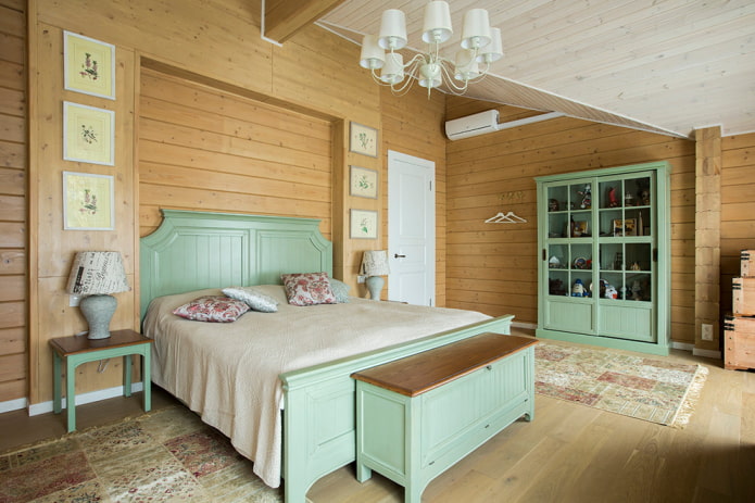 Drewniane łóżko w stylu prowansalskim