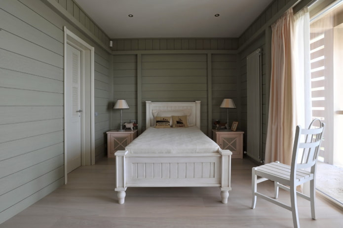 dřevěná postel na nohách v interiéru