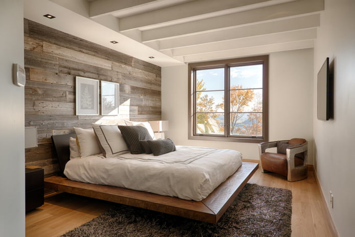 niskie drewniane łóżko we wnętrzu