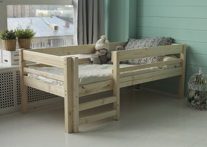 rohová dřevěná postel v interiéru