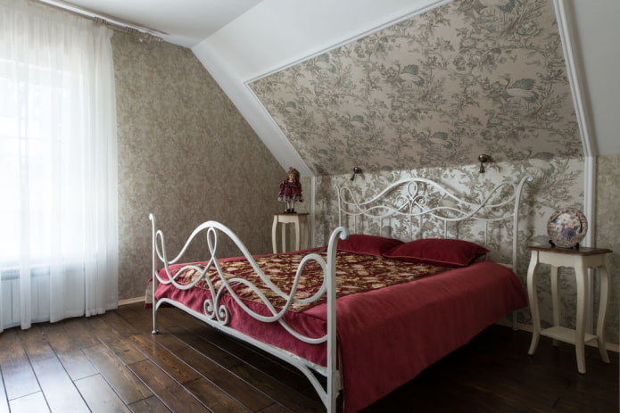 gulta ar kaltām dzelzs gulta guļamistabā Provansas stilā