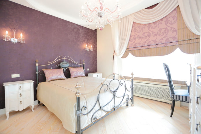 katil dengan besi tempa di bilik tidur dengan gaya klasik