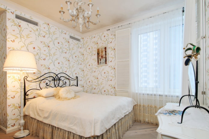 seng med smedejern i soveværelset i Provence stil