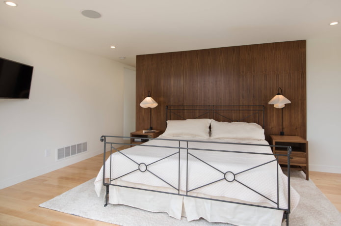 katil dengan besi tempa di bilik tidur dengan gaya moden