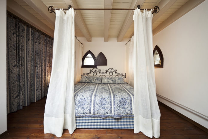 postel s kováním s baldachýnem v interiéru