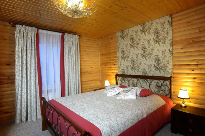 postel s dřevěným čelo v interiéru