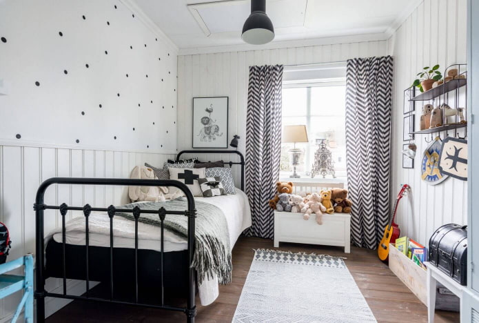 postel s tepaným železem v dětském pokoji ve skandinávském stylu