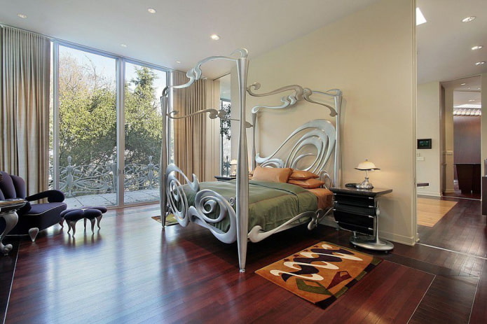 katil dengan besi tempa di bilik tidur dengan gaya moden