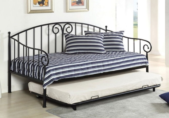 سرير قابل للتحويل من الحديد المطاوع في الداخل