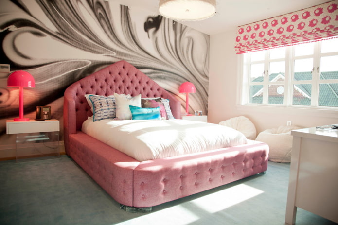 bed met een roze hoofdeinde in het interieur
