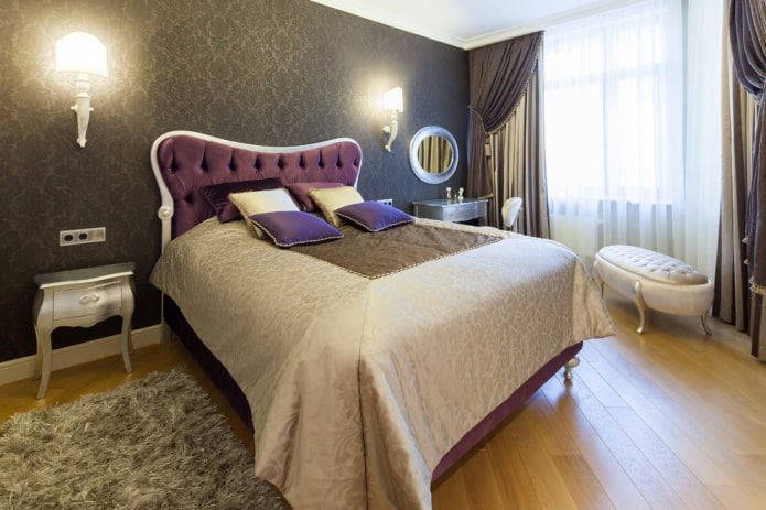 posteľ s fialovým čelom v interiéri