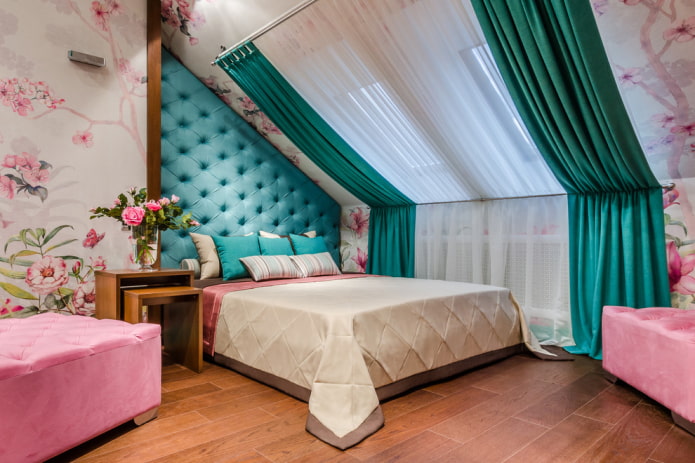 llit amb capçal de color turquesa a l'interior
