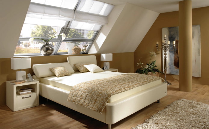 postel s nakloněnou čelní deskou v interiéru