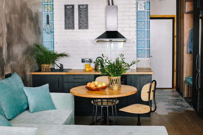 кръгла маса в кухня в стил таванско помещение