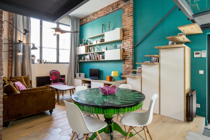 apvalus žalias stalas virtuvės-svetainės interjere