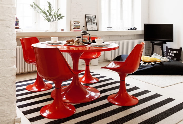 okrúhly červený stôl v interiéri kuchyne-obývacej izby