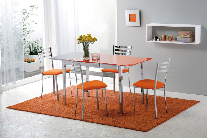oranžová deska stolu
