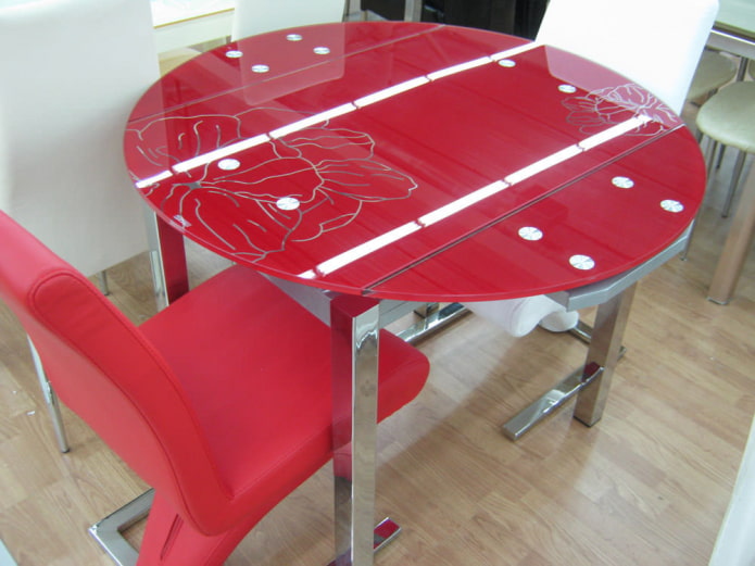 červená stolová doska pri stole