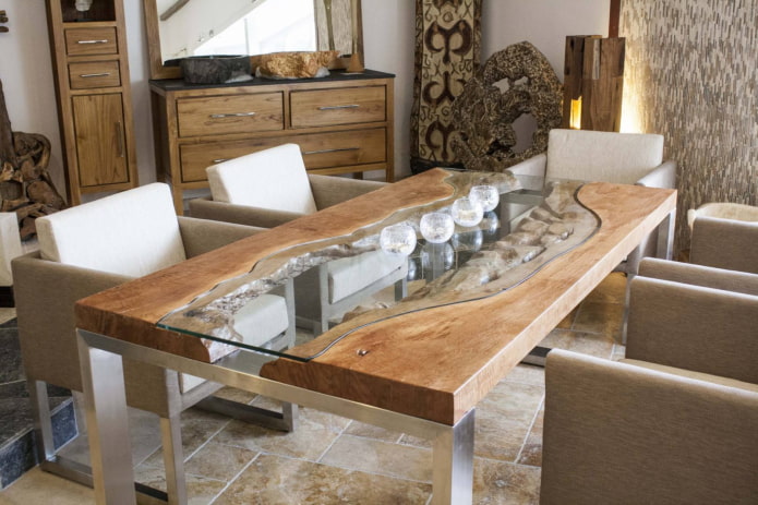 glazen en houten tafel