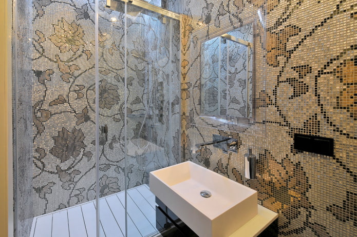 smėlio spalvos mozaika vonios kambario interjere