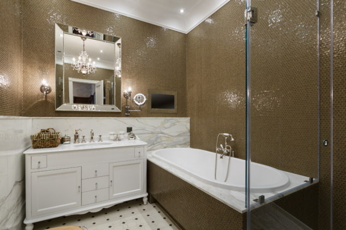 mosaic marró a l'interior del bany