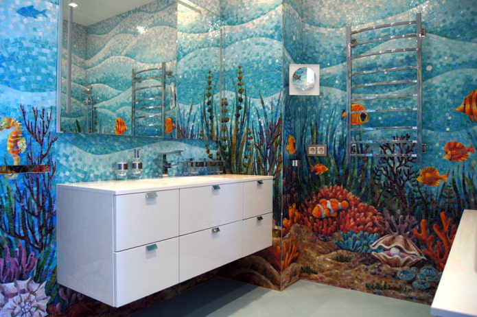 mosaic amb un dibuix a l'interior del bany