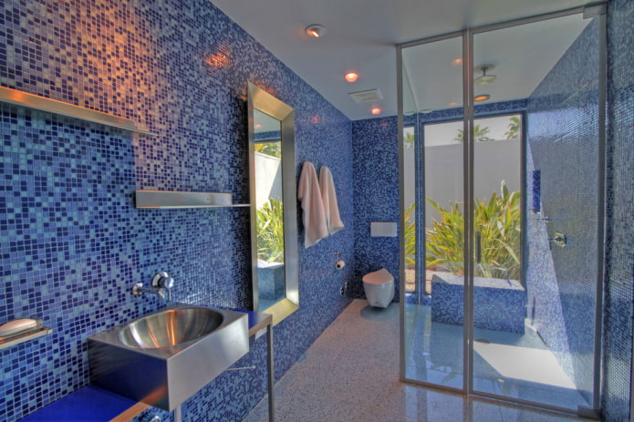 modrá mozaika v interiéru koupelny