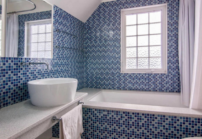 blå mosaik i det indre af badeværelset