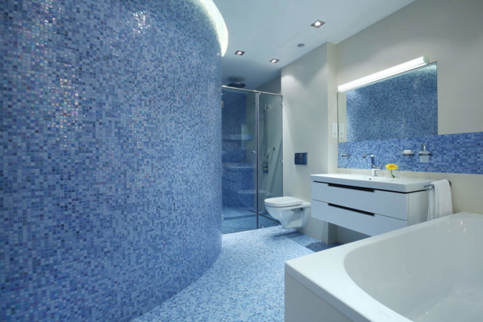blå mosaik i det indre af badeværelset