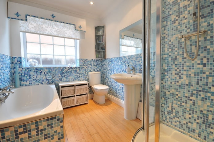 blauw mozaïek in het interieur van de badkamer