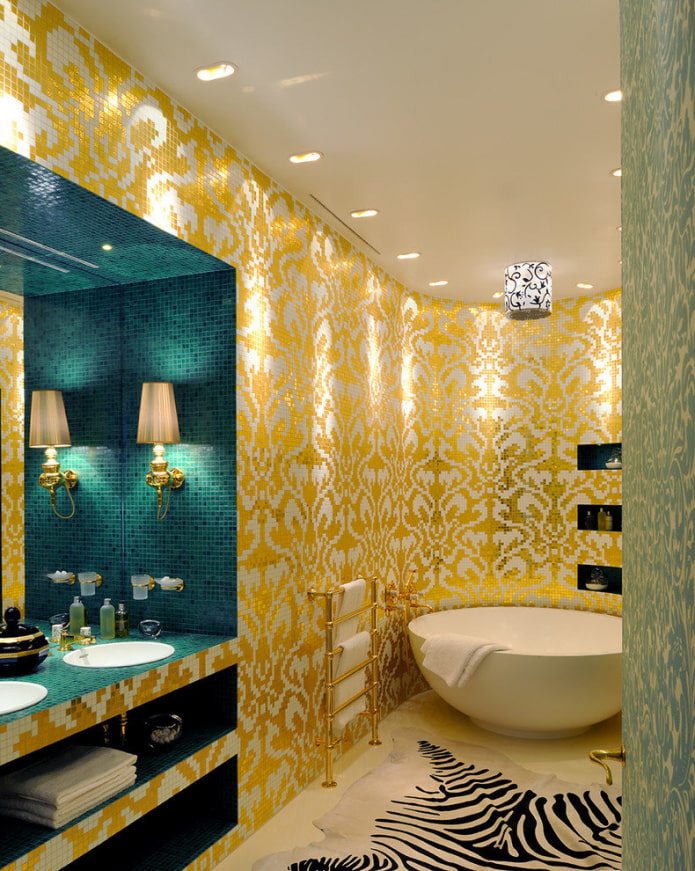 auksinė mozaika vonios kambario interjere