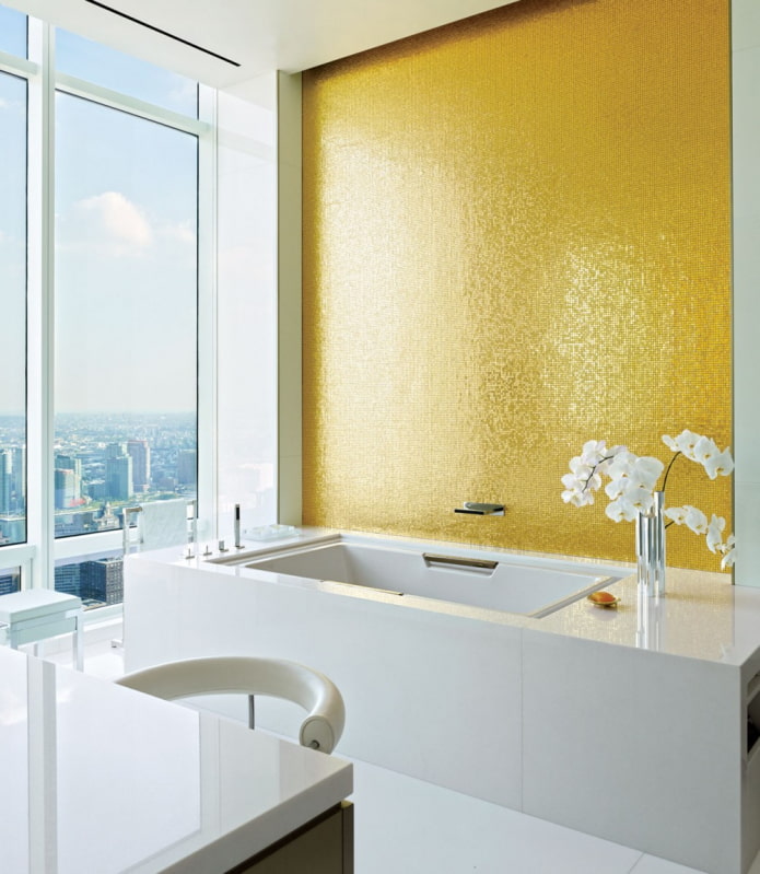 zelta mozaīka vannas istabas interjerā