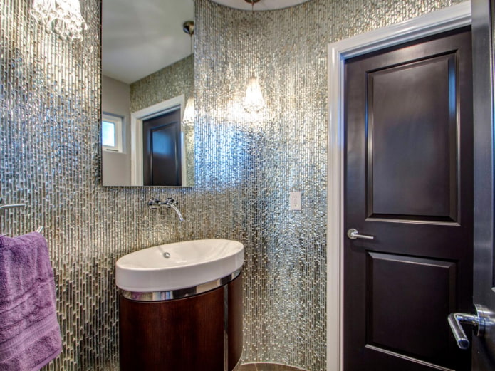 stříbrná mozaika v interiéru koupelny