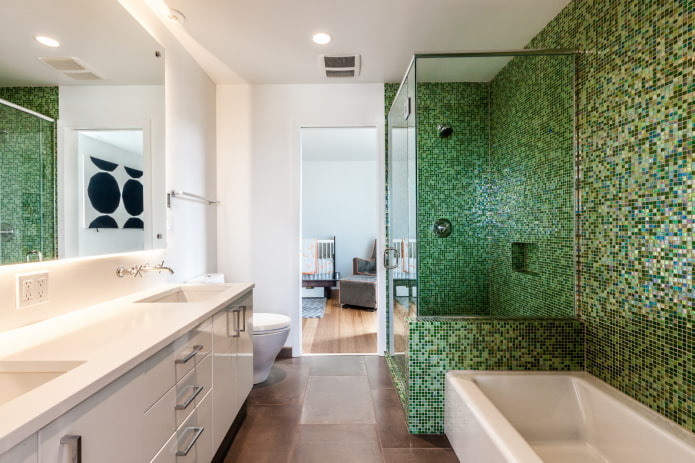 žalia mozaika vonios kambario interjere