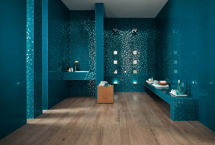 turkio spalvos mozaika vonios kambario interjere
